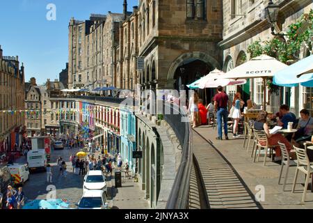 EDINBURGH CITY SCOTLAND FESTIVAL WEEK THE COLOURED SHOP FRONTS OF A VERY CROWDED VICTORIA STREET IN SUMMER Stock Photo