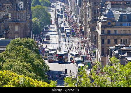 EDINBURGH CITY SCOTLAND PRINCES STREET TRAFFIC AND CROWDS AT FESTIVAL TIME ON A VERY HOT DAY IN SUMMER Stock Photo
