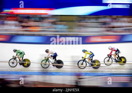 MUNCHEN - Lonneke Uneken (2nd l) in action during the final of the points race of track cycling on the fourth day of the Multi-European Championship. The German city of Munich will host a combined European Championship of various sports in 2022. ANP ROBIN VAN LONKHUIJSEN Stock Photo