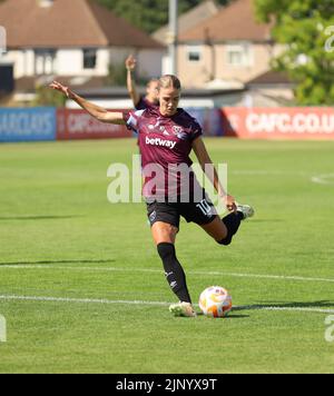 Catford, UK. 14th Aug, 2022. The Oakwood Stadium, Catford, 14 aug 2022 Iceland star Dagny Brynjarsdottir warming up during a friendly game in August 2022 (Bettina Weissensteiner/SPP) Credit: SPP Sport Press Photo. /Alamy Live News Stock Photo