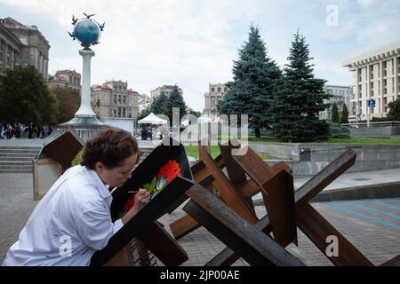 Kyiv, Ukraine. 13th Aug, 2022. An artist paints anti-tank hedgehog barricades in central Kyiv. (Photo by Oleksii Chumachenko/SOPA Images/Sipa USA) Credit: Sipa USA/Alamy Live News Stock Photo