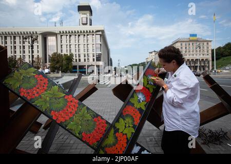 Kyiv, Ukraine. 13th Aug, 2022. An artist paints anti-tank hedgehog barricades in central Kyiv. (Photo by Oleksii Chumachenko/SOPA Images/Sipa USA) Credit: Sipa USA/Alamy Live News Stock Photo