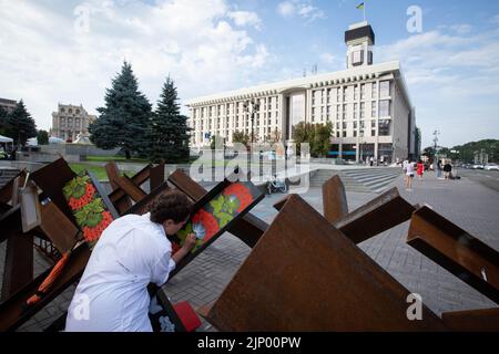 Kyiv, Ukraine. 13th Aug, 2022. An artist paints anti-tank hedgehog barricades in central Kyiv. (Credit Image: © Oleksii Chumachenko/SOPA Images via ZUMA Press Wire) Stock Photo