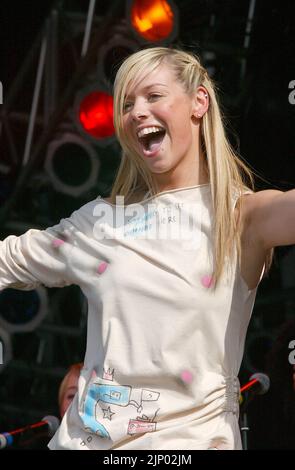 LIZ McLARNON, PARTY ON THE PITCH, BOURNEMOUTH 1-08-04 PIC MIKE WALKER, 2004 Stock Photo