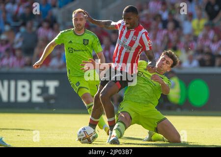 Ivan Toney of Brentford is fouled by Harry Maguire of Manchester United during the Premier League match between Brentford and Manchester United at Gtech Community Stadium, London, POLAND AND ENGLAND on 13 August 2022. Photo by Salvio Calabrese.  Editorial use only, license required for commercial use. No use in betting, games or a single club/league/player publications.  LIGA ANGIELSKA PILKA NOZNA SEZON 2022/2023 FOT. SPORTPHOTO24/NEWSPIX.PL  ENGLAND OUT! --- Newspix.pl Stock Photo