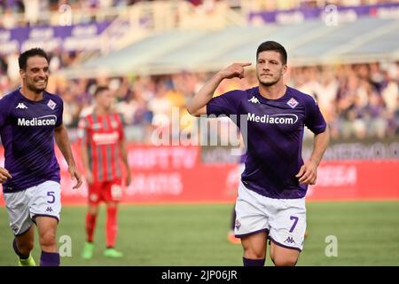 Foto Massimo Paolone/LaPresse 14 Agosto 2022 - Firenze, Italia - sport, calcio - Fiorentina vs Cremonese - Campionato italiano di calcio Serie A TIM 2022/2023 - Stadio Artemio Franchi. Nella foto: Luka Jovic (ACF Fiorentina) esulta dopo aver realizzato il gol 2-1 August 14, 2022 Florence, Italy - sport, calcio - Fiorentina vs Cremonese - Italian Serie A Football Championship 2022/2023 - Artemio Franchi Stadium. In the pic: Luka Jovic (ACF Fiorentina) celebrates after scoring goal 2-1 Stock Photo