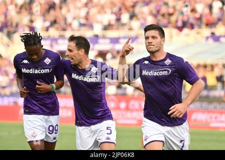 Foto Massimo Paolone/LaPresse 14 Agosto 2022 - Firenze, Italia - sport, calcio - Fiorentina vs Cremonese - Campionato italiano di calcio Serie A TIM 2022/2023 - Stadio Artemio Franchi. Nella foto: Luka Jovic (ACF Fiorentina) esulta con Giacomo Bonaventura (ACF Fiorentina) e Christian Kouame (ACF Fiorentina) dopo aver realizzato il gol 2-1 August 14, 2022 Florence, Italy - sport, calcio - Fiorentina vs Cremonese - Italian Serie A Football Championship 2022/2023 - Artemio Franchi Stadium. In the pic: Luka Jovic (ACF Fiorentina) celebrates with Giacomo Bonaventura (ACF Fiorentina) and Christian K Stock Photo