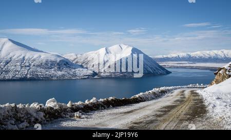 Lake Ohau Road and Ohau Range, Canterbury, South Island, New Zealand ...