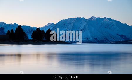 Lake Ohau at sunset, Twizel, South Island Stock Photo - Alamy
