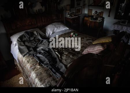 Forli, Italy. 10th Aug, 2022. A uniform of the former Italian dictator Benito Mussolin lies on the bed in the bedroom of his house in Forli. The house was bought from the Mussolini family at the turn of the millennium and turned into a private museum. Italy will elect a new government on Sept. 25, 2022, with Giorgia Meloni's post-fascist 'Fratelli d'Italia' party expected to win. (to dpa 'Italy's election favorite Meloni and fascism - 'worry is real'') Credit: Oliver Weiken/dpa/Alamy Live News Stock Photo