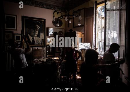 Forli, Italy. 10th Aug, 2022. Italians stand in the office of former Italian dictator Benito Mussolini, in his house in Forli, which was bought from the Mussolini family at the turn of the millennium and converted into a private museum. Italy will elect a new government on Sept. 25, 2022, with Giorgia Meloni's post-fascist 'Fratelli d'Italia' party expected to win. (to dpa 'Italy's election favorite Meloni and fascism - 'worry is real'') Credit: Oliver Weiken/dpa/Alamy Live News Stock Photo