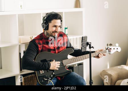 musical instrument, recording, smart phone, bassist, vlogger, musical instruments, smart phones, smartphone, smartphones, bassists Stock Photo