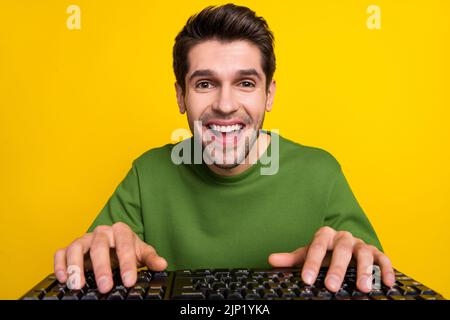 Foto de geek nerd chico vestido denim chaqueta gafas comunicando gadget  moderno aislado fondo de color naranja Fotografía de stock - Alamy