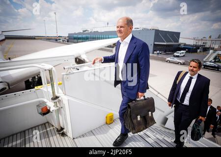 Brandenburg, Germany. 15 August 2022, Brandenburg, Schönefeld: Chancellor Olaf Scholz (SPD) arrives at the military section of Berlin-Brandenburg BER Airport for the flight to Norway with government spokesman Steffen Hebestreit. In Oslo, the chancellor attends the meeting of the Nordic prime ministers. Photo: Kay Nietfeld/dpa Credit: dpa picture alliance/Alamy Live News Stock Photo
