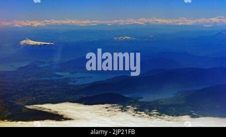 Riñihué, Panguipulli and Calafquén lakes and Villarrica volcano (2847 m), Región de Los Lagos and Araucanía, Chile, from the air, 2011-02-08 11:47 Stock Photo