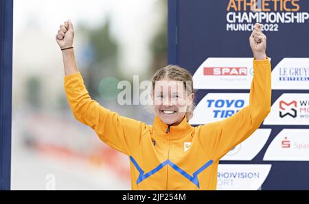 Munich, Germany. 15th Aug, 2022. MUNCHEN - Nienke Brinkman in action during the women's marathon on the fifth day of the Multi-European Championship. The German city of Munich will host a combined European Championship of various sports in 2022. ANP IRIS VAN DEN BROEK Credit: ANP/Alamy Live News Stock Photo