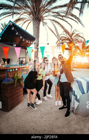 happy, summer, bar counter, friends, selfie, beachparty, imbisswagen, foodtruck, sommerparty, happies, summers, bar counters, friend Stock Photo