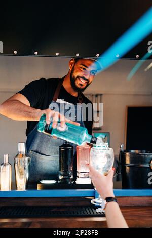 pouring, cocktail, bar counter, bartender, imbisswagen, foodtruck, alcohol, cocktails, tropical drink, tropical drinks, bar counters, bartenders Stock Photo