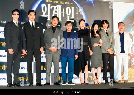 (L-R) So Ji-Sub, Kim Woo-Bin, Jo Woo-Jin, Choi Dong-Hoon, Yum Jung-Ah, Kim Tae-Ri, Ryu Jun-Yeol and Kim Eui-Sung, July 13, 2022 : Cast members (L-R) So Ji-Sub, Kim Woo-Bin, Jo Woo-Jin, film director Choi Dong-Hoon, Yum Jung-Ah, Kim Tae-Ri, Ryu Jun-Yeol and Kim Eui-Sung pose at a press preview of the movie 'Alienoid' in Seoul, South Korea. Credit: Lee Jae-Won/AFLO/Alamy Live News Stock Photo