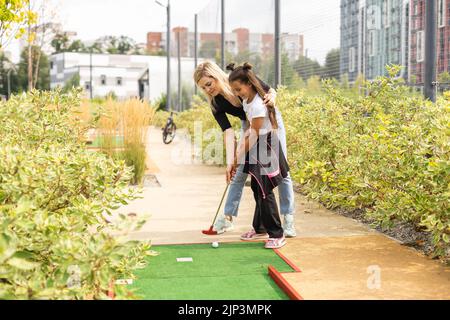 Portrait Mini Golf Et Rendez-vous Avec Un Couple En Plein Air Ensemble  S'amusant Ou Jouant à Un Jeu En été Club De Sourire Et Rencontres Avec Un  Homme Et Une Femme Appréciant Le Putt Putt Tout En Se Liant à L'extérieur  Par Une Journée