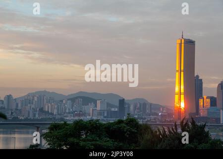 Seoul, South Korea. 29th Apr, 2023. Louis Vuitton Pre-Fall 2023 Show on the  Jamsugyo Bridge at the Hangan River on April 29, 2023 in Seoul, South Korea.  Photo by Tiffany Boubkeur/ABACAPRESS.COM Credit