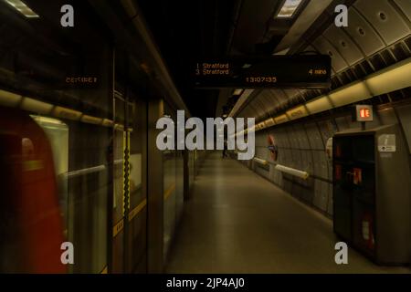 Moving Jubilee line train at an eastbound platform at Westminster Station Stock Photo