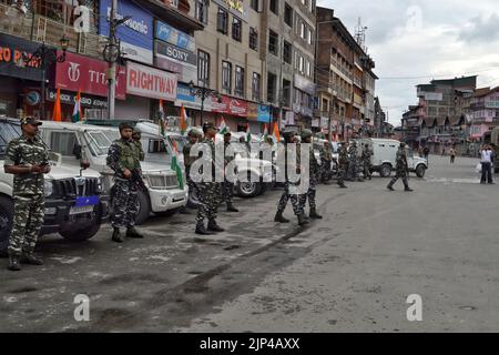 Srinagar, India. 15th Aug, 2022. Heavy deployment of armed troops in Lalchowk area of Srinagar, Indian administered Kashmir on 15th August 2022. (Photo; Hassnain Riza) Credit: Sipa USA/Alamy Live News Stock Photo