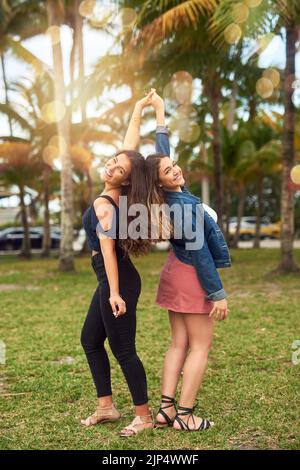 31 Fun Photoshoot Ideas with Best Friend Poses