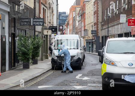 Poland Street, London on 15th August 2022, Forensic services outside Arirang Restaurant as a man was stabbed to death in Poland Street, London on 15th August 2022 Stock Photo