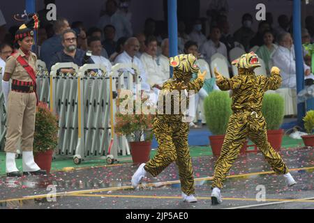 Kolkata, India. 16th Aug, 2022. KOLKATA, INDIA - AUGUST 15: Students perform on the occassion of 75th Independence Day celebration at Red Road on August 15, 2022 in Kolkata, India. (Photo by Samir Jana/Hindustan Times/Sipa USA ) Credit: Sipa USA/Alamy Live News Stock Photo