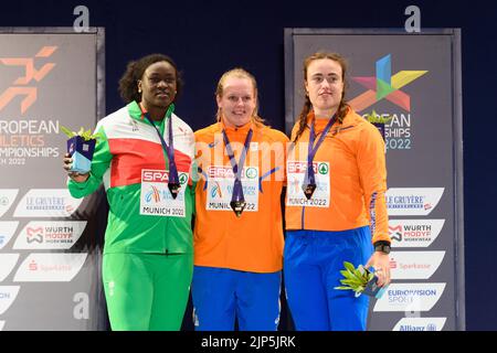 Munich, Germany. 15th Aug, 2022. European Championships, athletics, shot put, final, women, award ceremony, Jessica Schilder from the Netherlands (M) celebrates her gold medal with runner-up Auriol Dongmo from Portugal (l) and third-placed Jorinde van Klinken from the Netherlands. Credit: Sven Beyrich/dpa/Alamy Live News Stock Photo