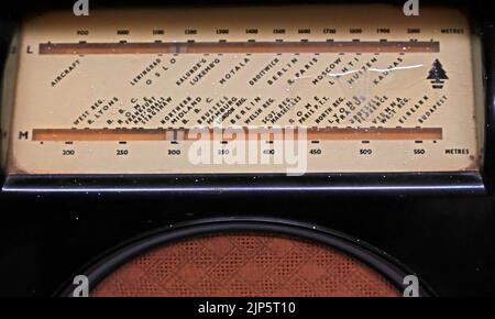 1940s Radio Dial M-L, Medium Wave, Long Wave Bush valve radio dial, Aircraft, Leningrad, Berlin, Moscow, BBC, Hamburg, Vienna, Budapest Stock Photo