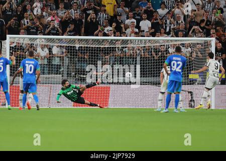 Dusan Vlahovic (Juventus FC) scores a goal during Juventus FC vs ...