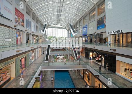 A canal runs through the length of the Shoppes, in the same style as The Venetian in Las Vegas, Marina Bay Sands, Singapore Stock Photo