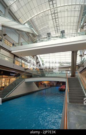 Sampan boat rides on the canal are available for guests and shoppers at the Shoppes, Marina Bay Sands, Singapore Stock Photo