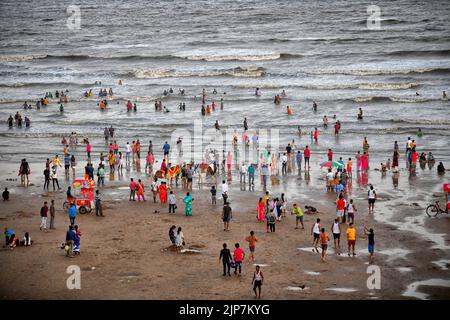 Digha, India. 15th Aug, 2022. People seen at the seaside of Digha during the Weeklong holidays. Digha sea beach is a popular tourist destination throughout the year located 180 km southwest of the main city of Kolkata. Credit: SOPA Images Limited/Alamy Live News Stock Photo