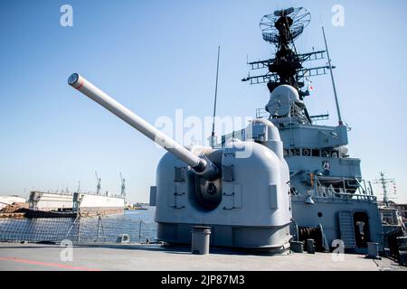 Wilhelmshaven, Germany. 12th Aug, 2022. A gun stands at the bow of the former guided missile destroyer 'Mölders' (D186) at the Naval Museum on South Beach. The former warship was decommissioned in 2003 and has been open to visitors to the museum since 2005. Credit: Hauke-Christian Dittrich/dpa/Alamy Live News Stock Photo
