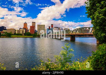 Portland downtown, Hawthorne Bridge and the Willamette River in Portland, Oregon Stock Photo