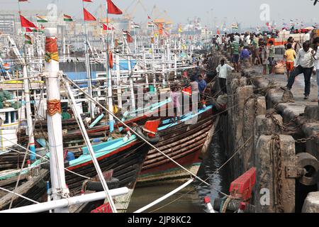 Fishing Boats, Ferry Wharf, Bhaucha Dhakka, Mazgaon, Bombay, Mumbai ...