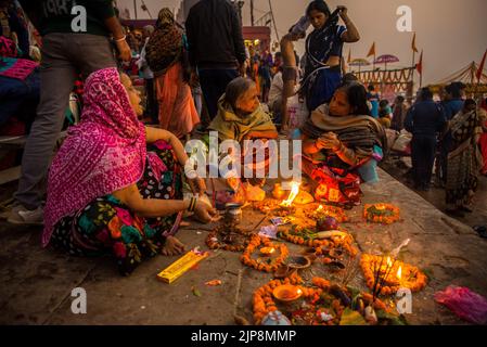 Women praying, Dashashwamedh Ghat, Dev Deepavali, Varanasi, Banaras, Benaras, Kashi, Uttar Pradesh, India Stock Photo