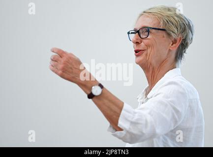 16 August 2022, Brandenburg, Potsdam: Sabine Jauer, chairwoman of the RBB staff council, arrives for a special session in the Brandenburg state parliament on the case of the dismissed director Schlesinger. Photo: Jens Kalaene/dpa
