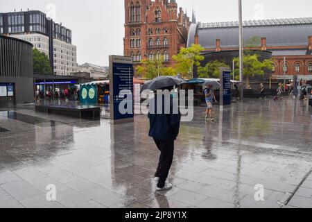 London, UK. 16th August 2022. Heavy downpour in King's Cross as rain returns after months of drought in England. Credit: Vuk Valcic/Alamy Live News Stock Photo
