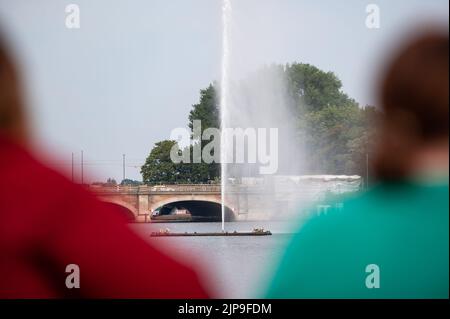 Hamburg, Germany. 16th Aug, 2022. The Alster fountain on the Binnenalster is still bubbling. It is to be switched off in September as part of the energy-saving measures presented by the Senate. Credit: Jonas Walzberg/dpa/Alamy Live News