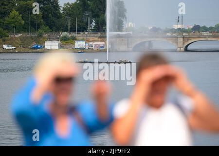 Hamburg, Germany. 16th Aug, 2022. The Alster fountain on the Binnenalster is still bubbling. It is to be switched off in September as part of the energy-saving measures presented by the Senate. Credit: Jonas Walzberg/dpa/Alamy Live News