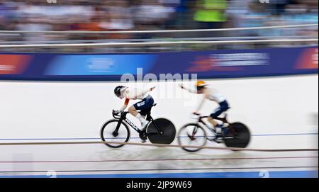 MUNCHEN - Lonneke Uneken (l) and Marit Raaijmakers (r) in action during the coupled race final track cycling on the sixth day of the Multi-European Championship. The German city of Munich will host a combined European Championship of various sports in 2022. ANP IRIS VAN DEN BROEK Stock Photo