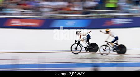 MUNICH - Lonneke Uneken (l) and Marit Raaijmakers (r) in action during the coupled race final track cycling on the sixth day of the Multi-European Championship. The German city of Munich will host a combined European Championship of various sports in 2022. ANP IRIS VAN DEN BROEK Stock Photo