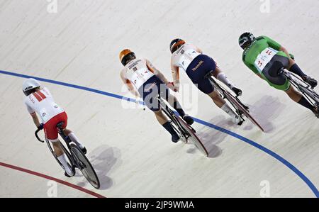 MUNCHEN - Marit Raaijmakers (l) and Lonneke Uneken (r) in action during the coupled race final track cycling on the sixth day of the Multi-European Championship. The German city of Munich will host a combined European Championship of various sports in 2022. ANP IRIS VAN DEN BROEK Stock Photo