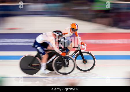 MUNCHEN - Marit Raaijmakers (r) and Lonneke Uneken (l) in action during the coupled race final track cycling on the sixth day of the Multi-European Championship. The German city of Munich will host a combined European Championship of various sports in 2022. ANP IRIS VAN DEN BROEK Stock Photo