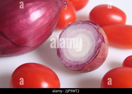 cipolla di tropea igp e pomodorini su sfondo bianco Stock Photo