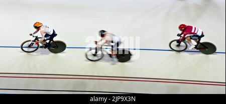 MUNCHEN - Marit Raaijmakers (l) and Lonneke Uneken (r) in action with opponents during the coupled race final track cycling on the sixth day of the Multi-European Championship. The German city of Munich will host a combined European Championship of various sports in 2022. ANP IRIS VAN DEN BROEK Stock Photo